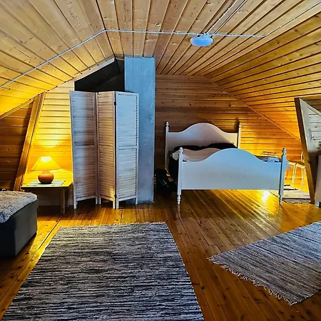 Lakeside Log Edith 別荘